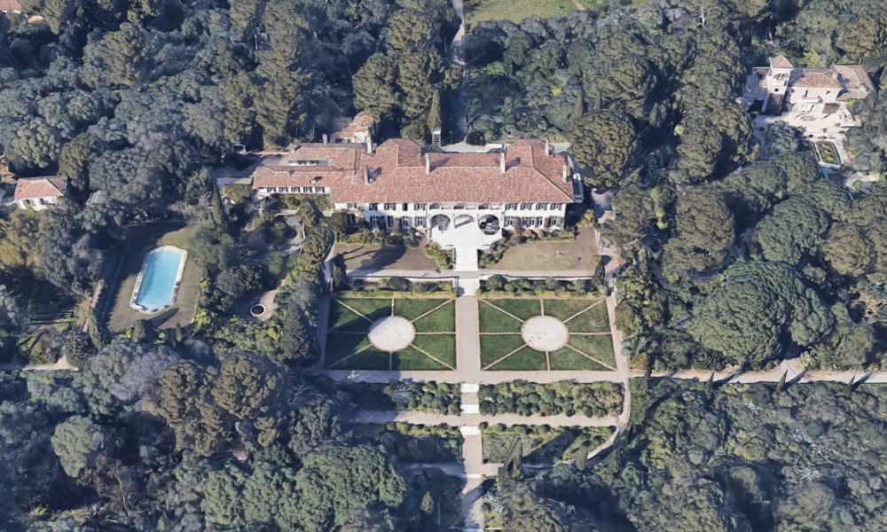 Francezii încep să vândă ce confiscă de la ruși! Un luxos castel, scos acum pe piață