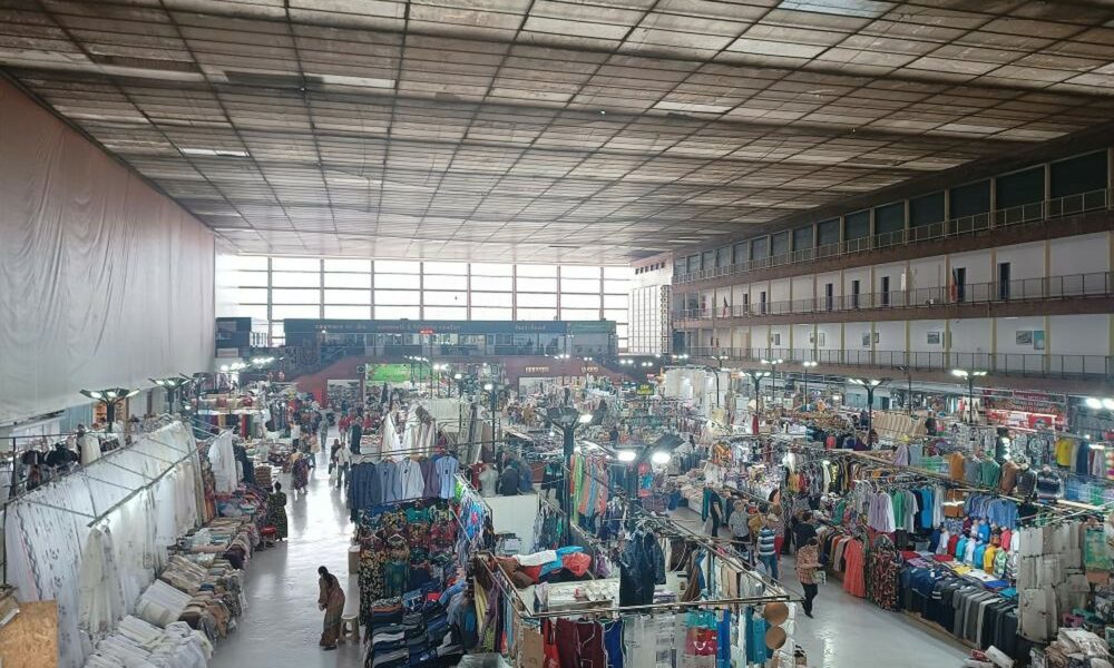Cum face față Obor concurenței? O comparație a celei mai mari piețe din București cu hipermarketurile