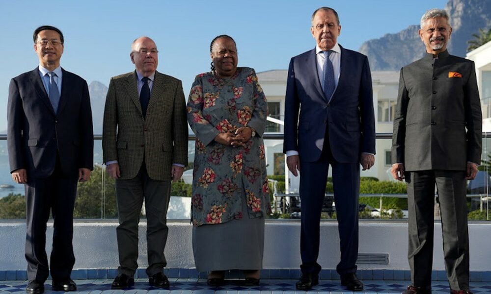 Miniștrii BRICS fac o demonstrație de forță! În același timp, mandatul de arestare al lui Putin se profilează