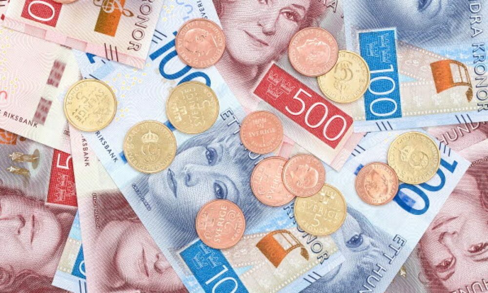 Coroana suedeză atinge un nou minim istoric. Banca centrală majorează și minimizează intervenția monetară