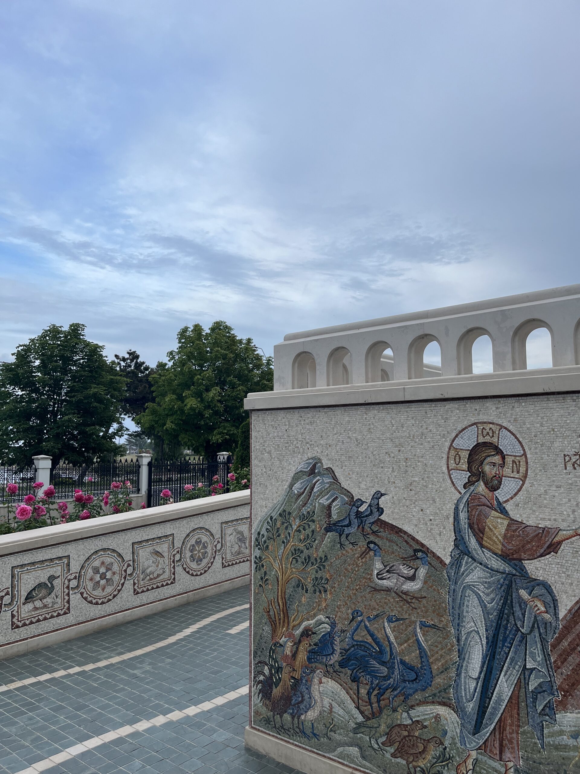 Curtea din fața Mănăstirii „Sfânta Maria”, ornamentată de curând cu mozaic pe model bizantin (sursă foto: Infofinanciar / Adrian Lambru)