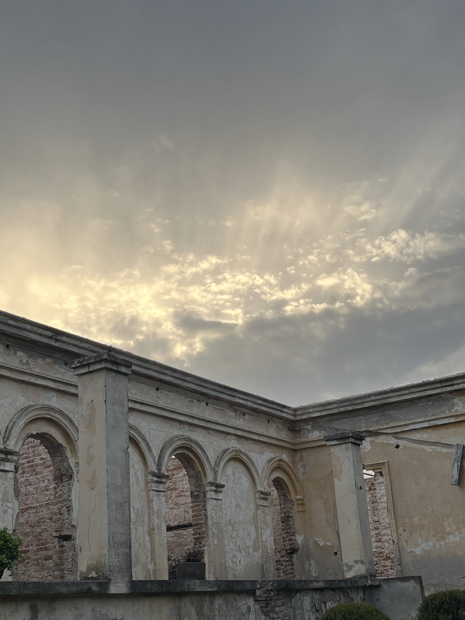 Apusul soarelui, surprins printre zidurile Sanatoriului „Speranța” din Techirghiol (sursă foto: Infofinanciar / Adrian Lambru)