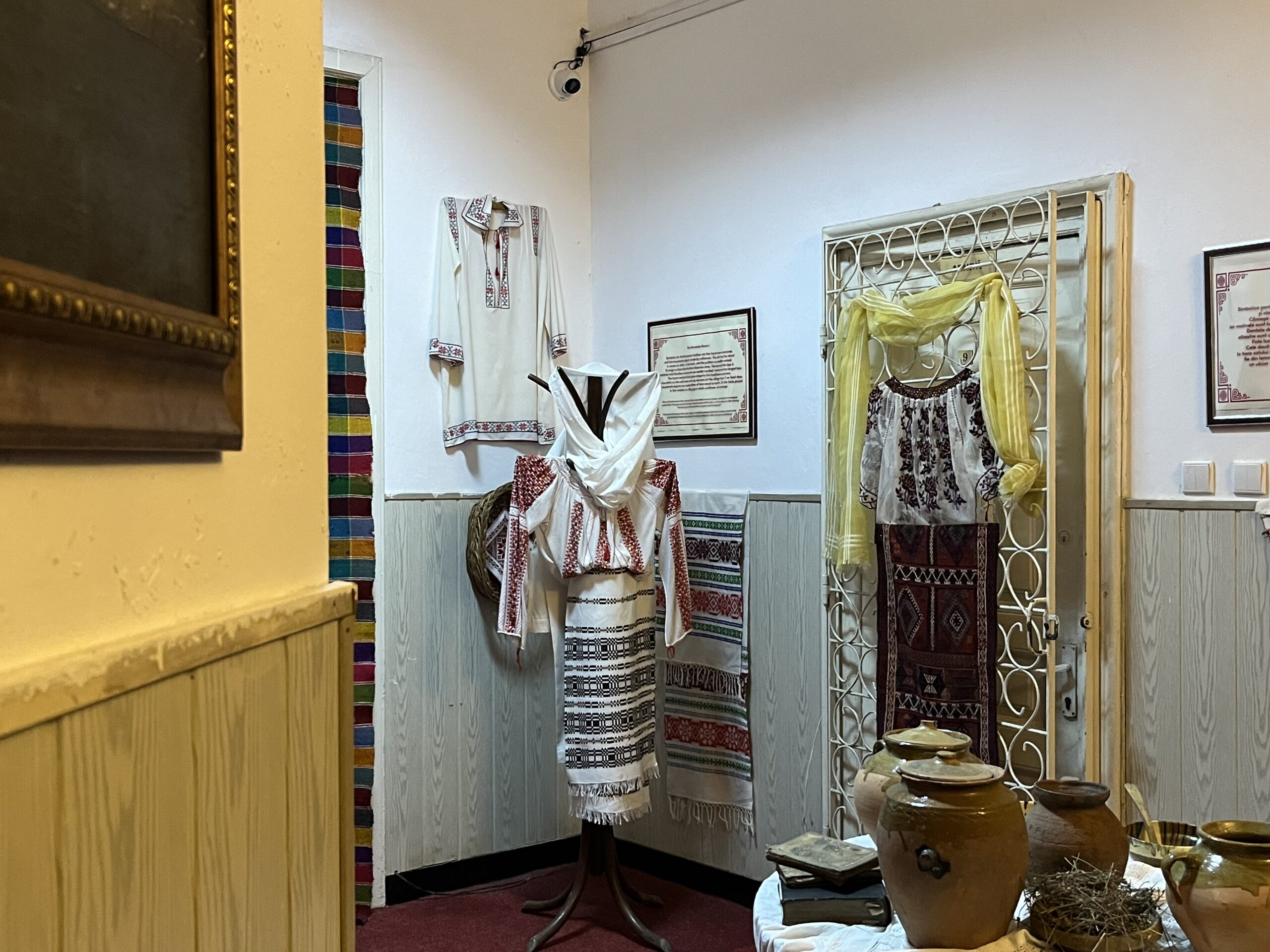 Un colț din expoziția românească ce poate fi vizitată la Muzeul „Casa lui Tekir” din Techirghiol (sursă foto: Infofinanciar / Adrian Lambru)