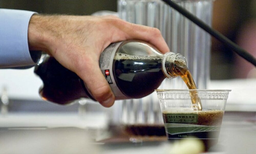 Băuturile răcoritoare, cu 50% mai scumpe. Suprataxarea propusă de Guvern