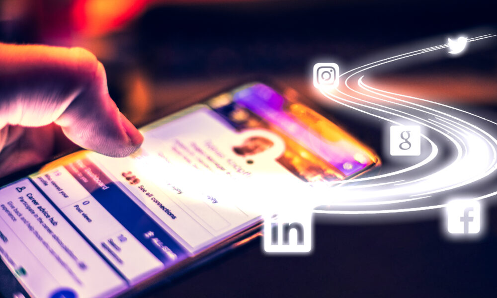 Social media, sursa vitală de conectare pentru tineri. De la ce vârsta ar trebui aceasta utilizată de către adolescenți