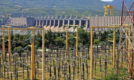 Centrala hidroelectrică „Poarta de Fier I” este cel mai mare baraj de pe Dunăre și una dintre cele mai mari centrale hidroelectrice din Europa. Este situată pe defileul „Porțile de Fier”, între România și Serbia (sursă foto: Dreamstime)