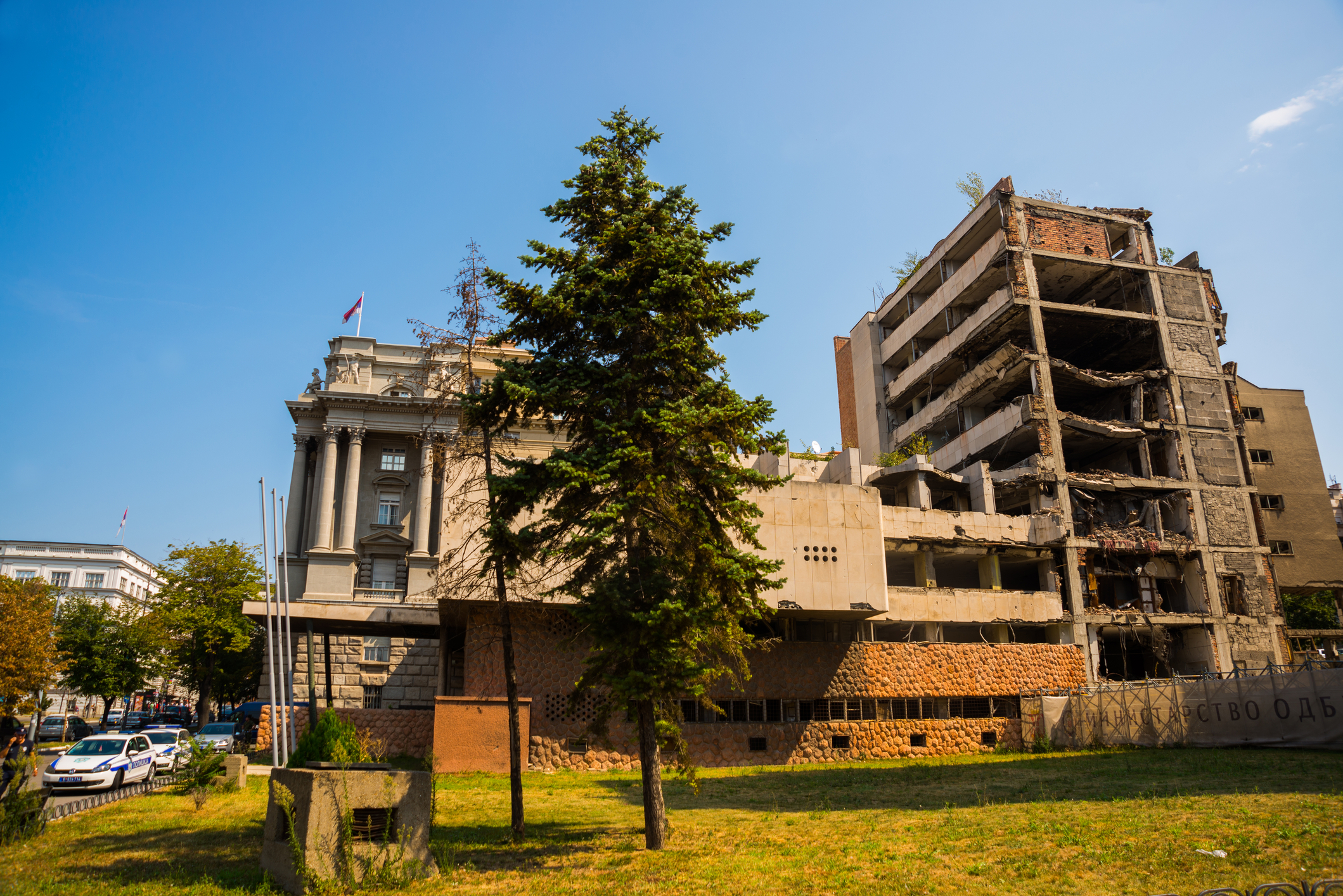Clădirea Ministerului iugoslav al Apărării, care arată pagubele provocate de bombardamentele NATO asupra Iugoslaviei. Aceasta se află în Belgrad, Serbia de astăzi (sursă foto: Dreamstime)