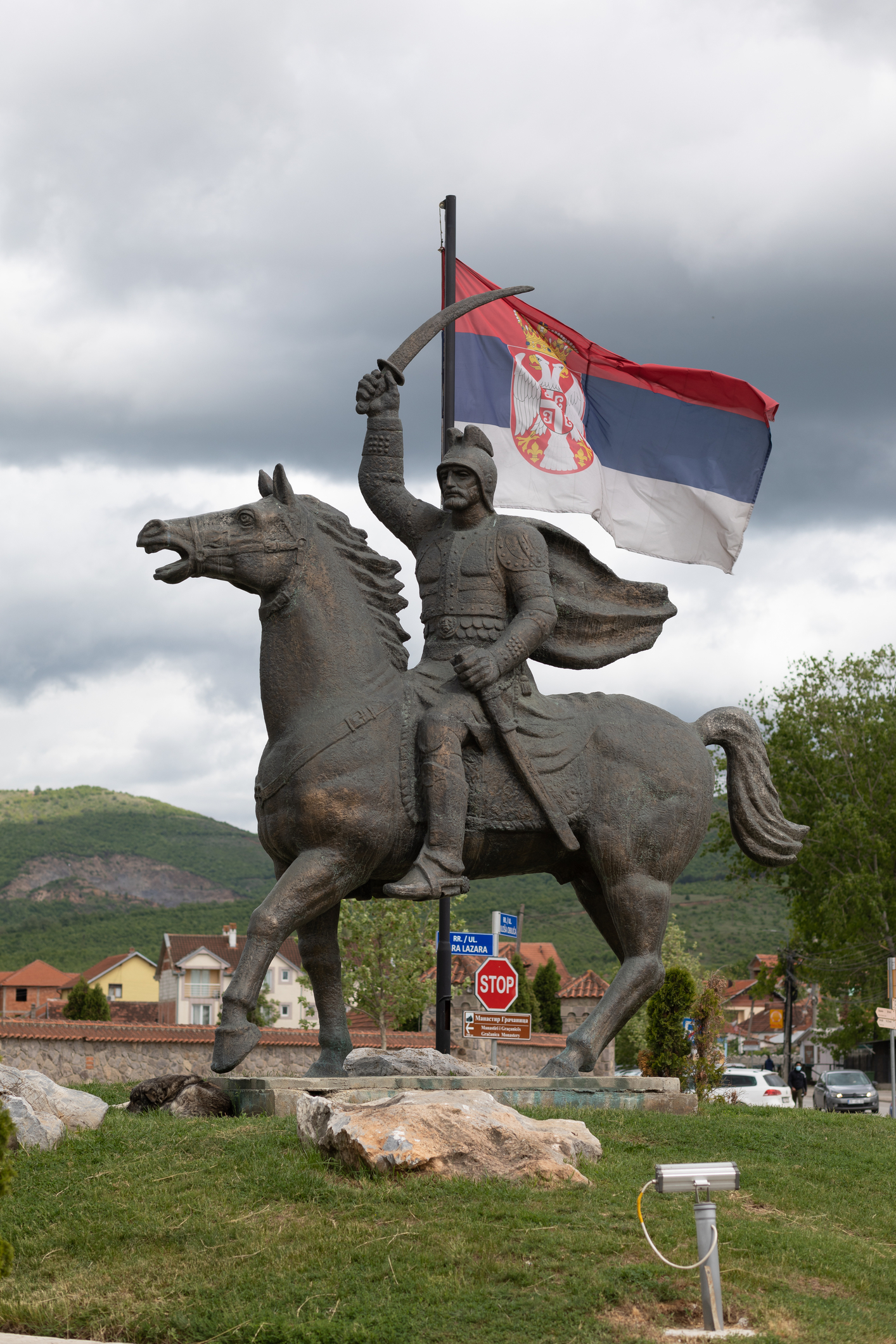Statuia ce-l ilustrează pe Miloš Obilić, legendarul cavaler sârb din secolul al XIV-lea. Aceasta se poateb regăsi în Gracanica, lângă Pristina, Kosovo, Serbia (sursă foto: dreamstime)