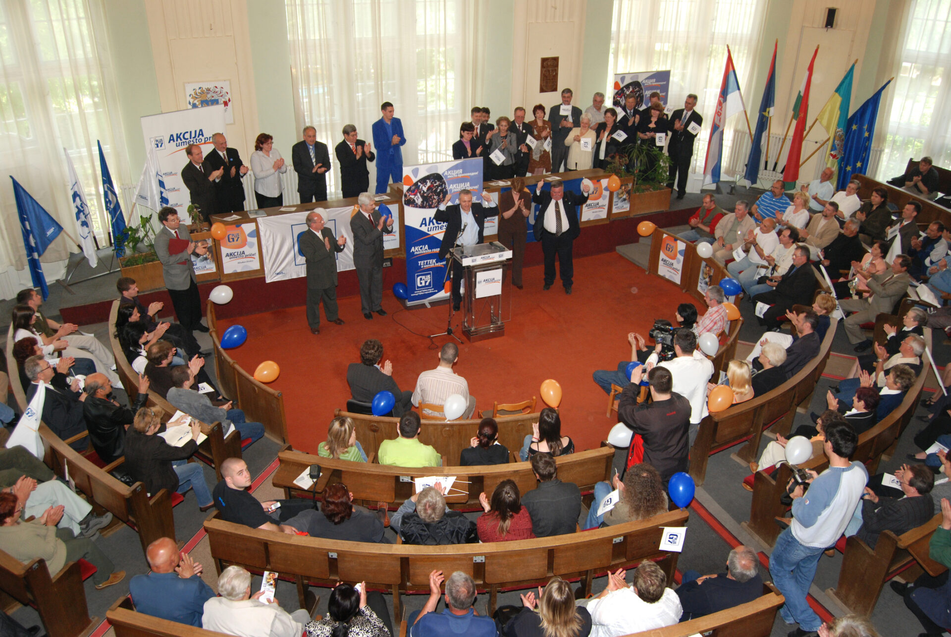 O fotografie realizată în timul alegerilor din Serbia din luna mai 2008. În mijloc se află Mladjan Dinkic, numit cel mai bun ministru de finanțe la nivel mondial în 2006. Acesta a fost de-a lungul timpului lider al partidului G17plus, membru al blocului democratic ministru al economiei (sursă foto: Dreamstime)