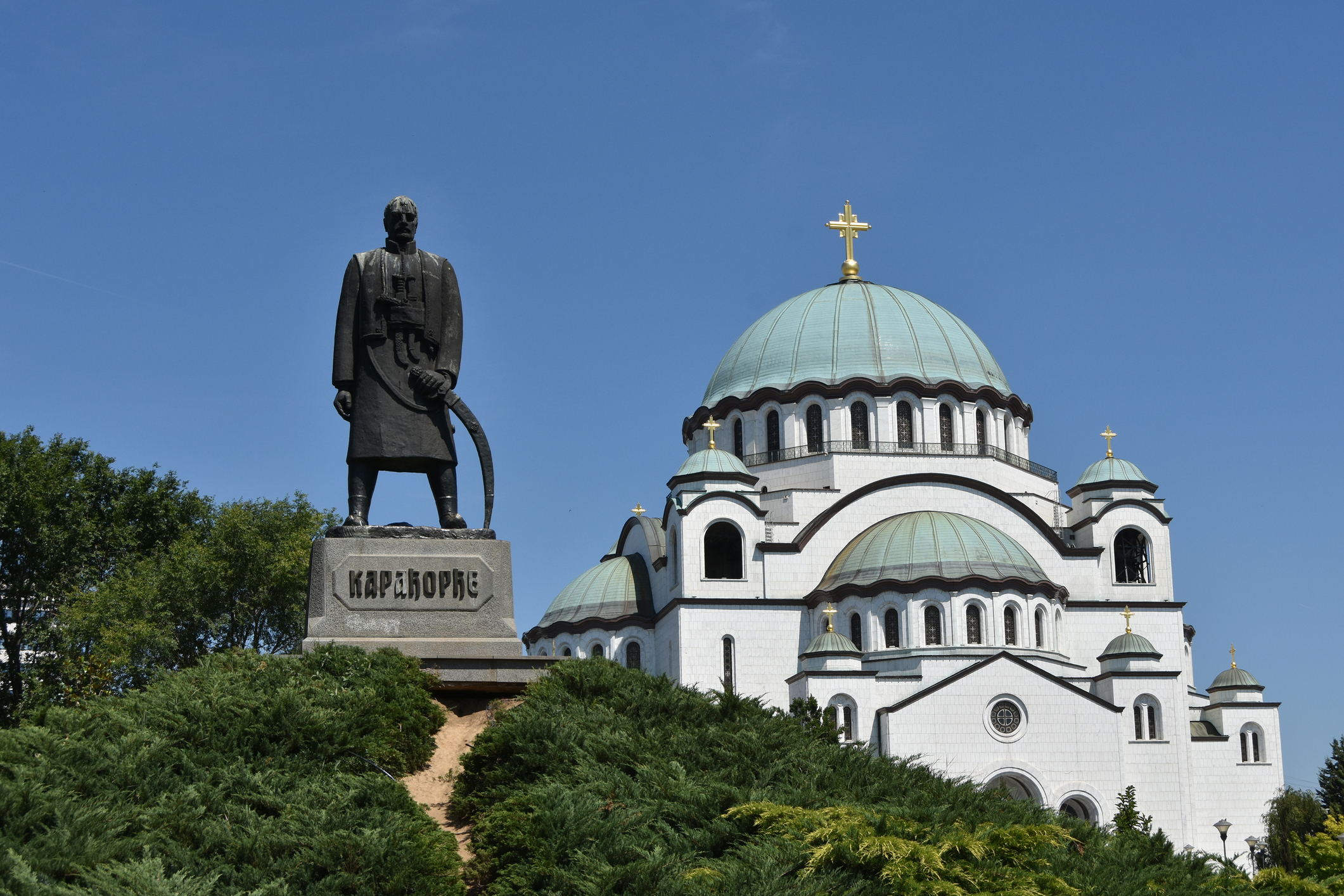 Biserica „Sfântul Sava” este una dintre cele mai mari biserici ortodoxe din lume. Aceasta se află în Belgrad, capitala Serbiei, alături de monumentul lui Karadjordje, conducătorul Primei Răscoale Sârbe împotriva dominației otomane și fondatorul dinastiei Karagheorghevic (sursă foto: Dreamstime)