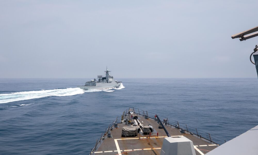 Se întrevede un nou conflict global? Un vas al Marinei Americane aproape s-a ciocnit de o navă de război chinezească