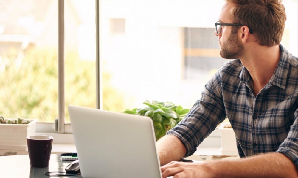 80% din gospodăriile din ţară erau conectate la sfârşitul anului trecut la internet prin cablu