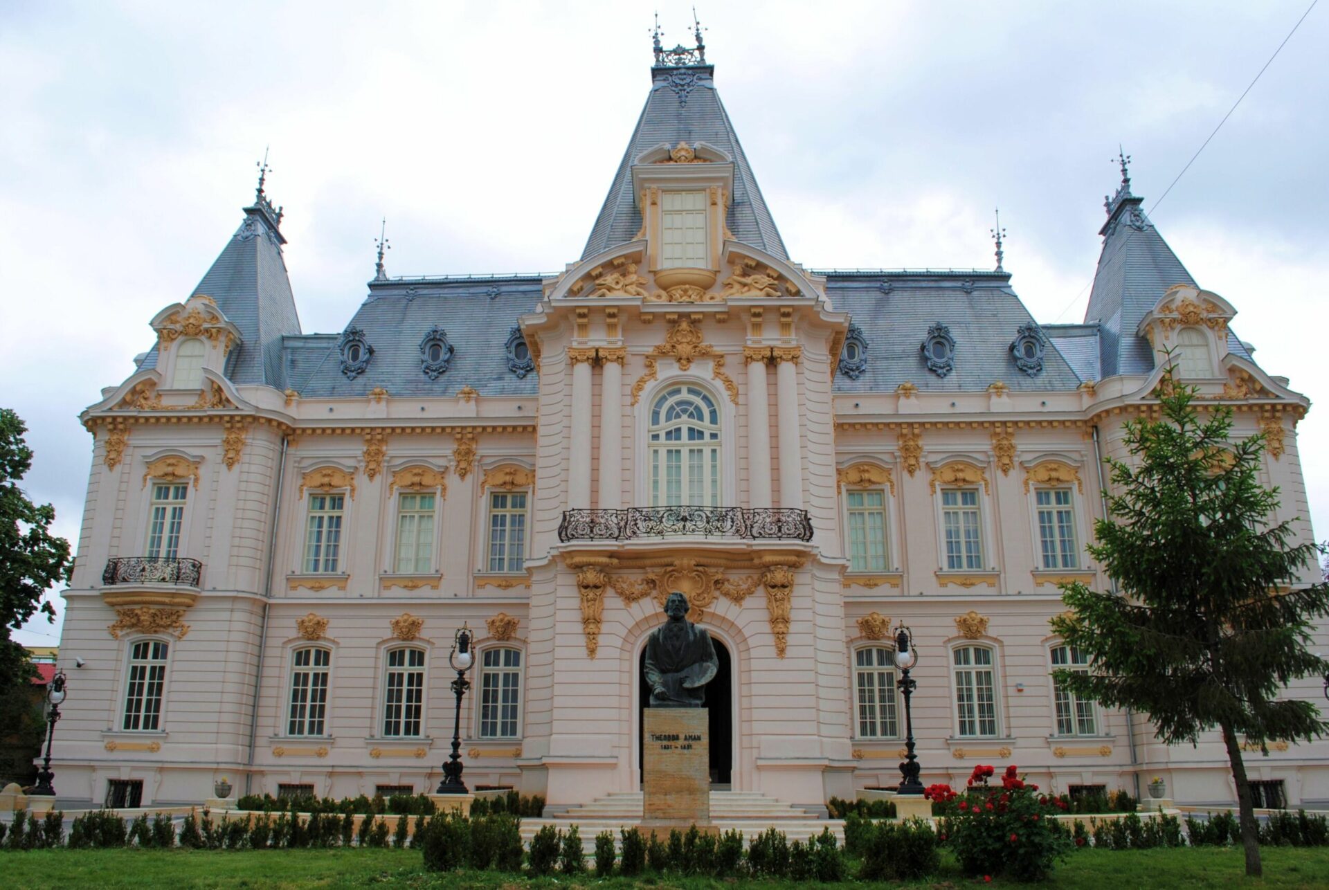 Palatul Jean Mihail, proprietatea afaceristului român, care acum este clădirea Muzeului de Artă din Craiova (sursă foto: trecator.ro)