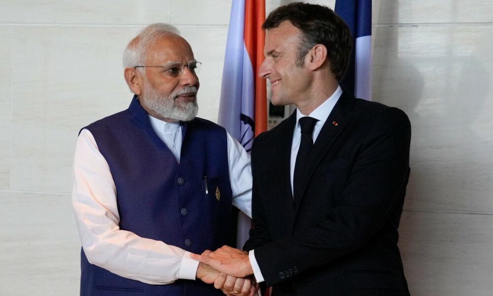 Franța întărește relația cu India. Premierul indian primit cu căldura de francezi