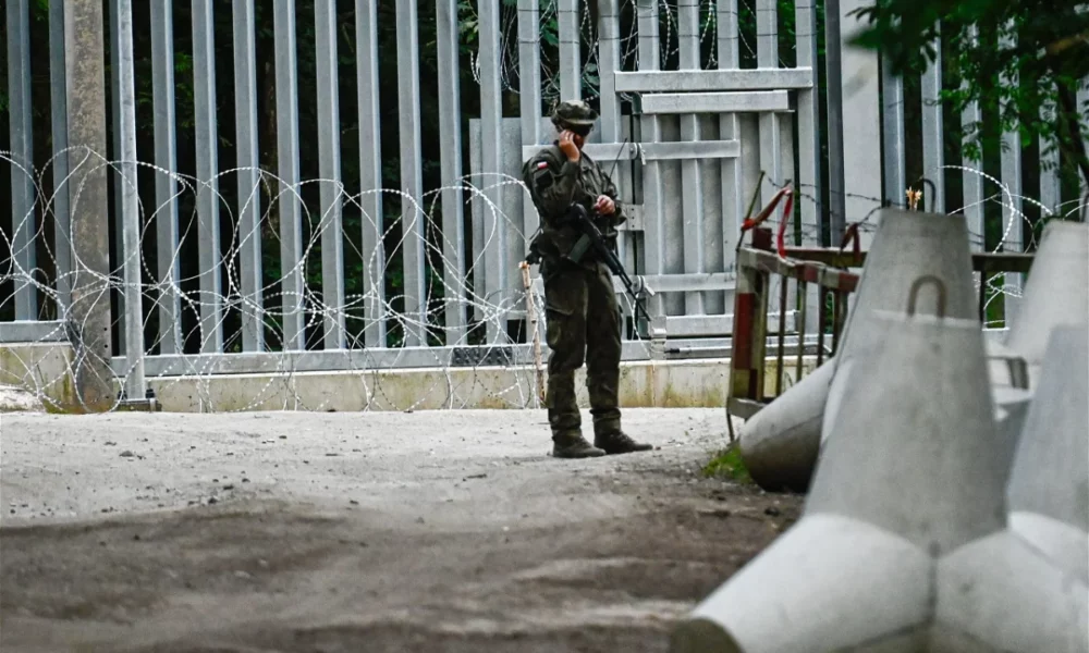 Polonia identifică un nou tip de șicană din partea Rusiei: schema valului de migranți