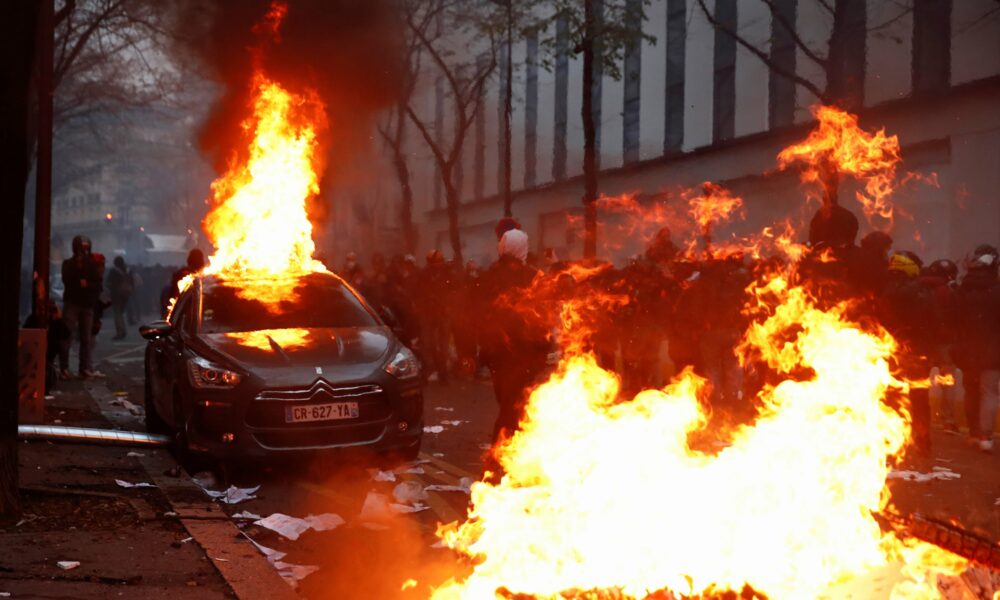 Flămânzi după haos! Adevărul despre revoltele violente din Franța 