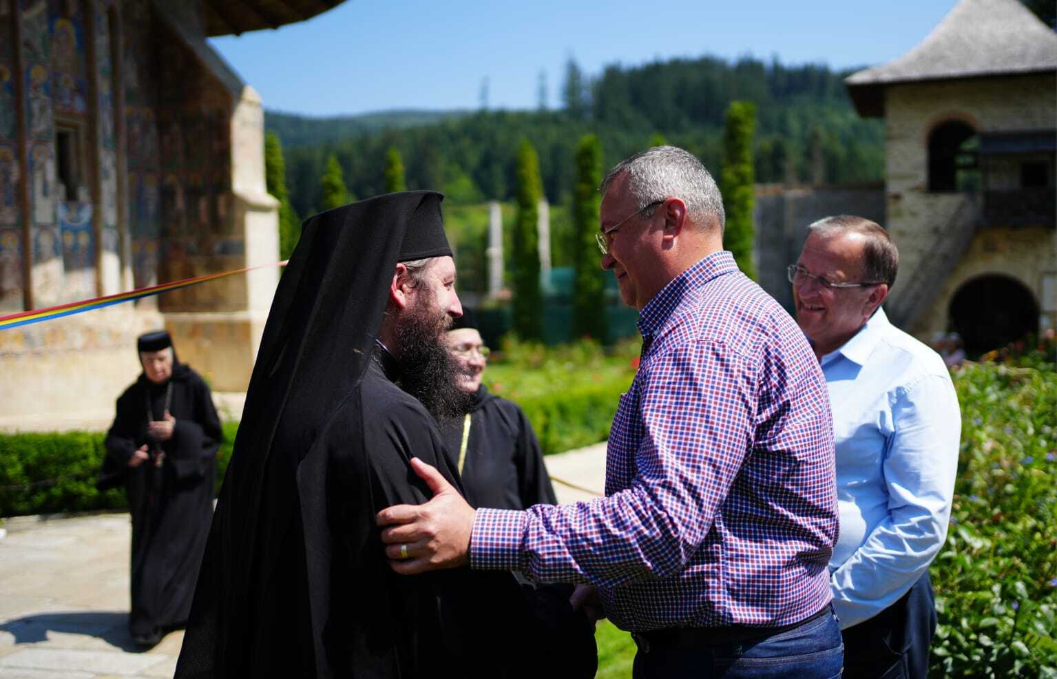 Nicolae Ciucă a primit Ordinul „Crucea Bucovinei”. Sursa foto: Arhiepiscopia Sucevei