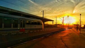 tren (sursă foto: wall-street.ro)aTraficul feroviar este oprit! Un copac a căzut pe linia de tren