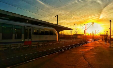 tren (sursă foto: wall-street.ro)aTraficul feroviar este oprit! Un copac a căzut pe linia de tren