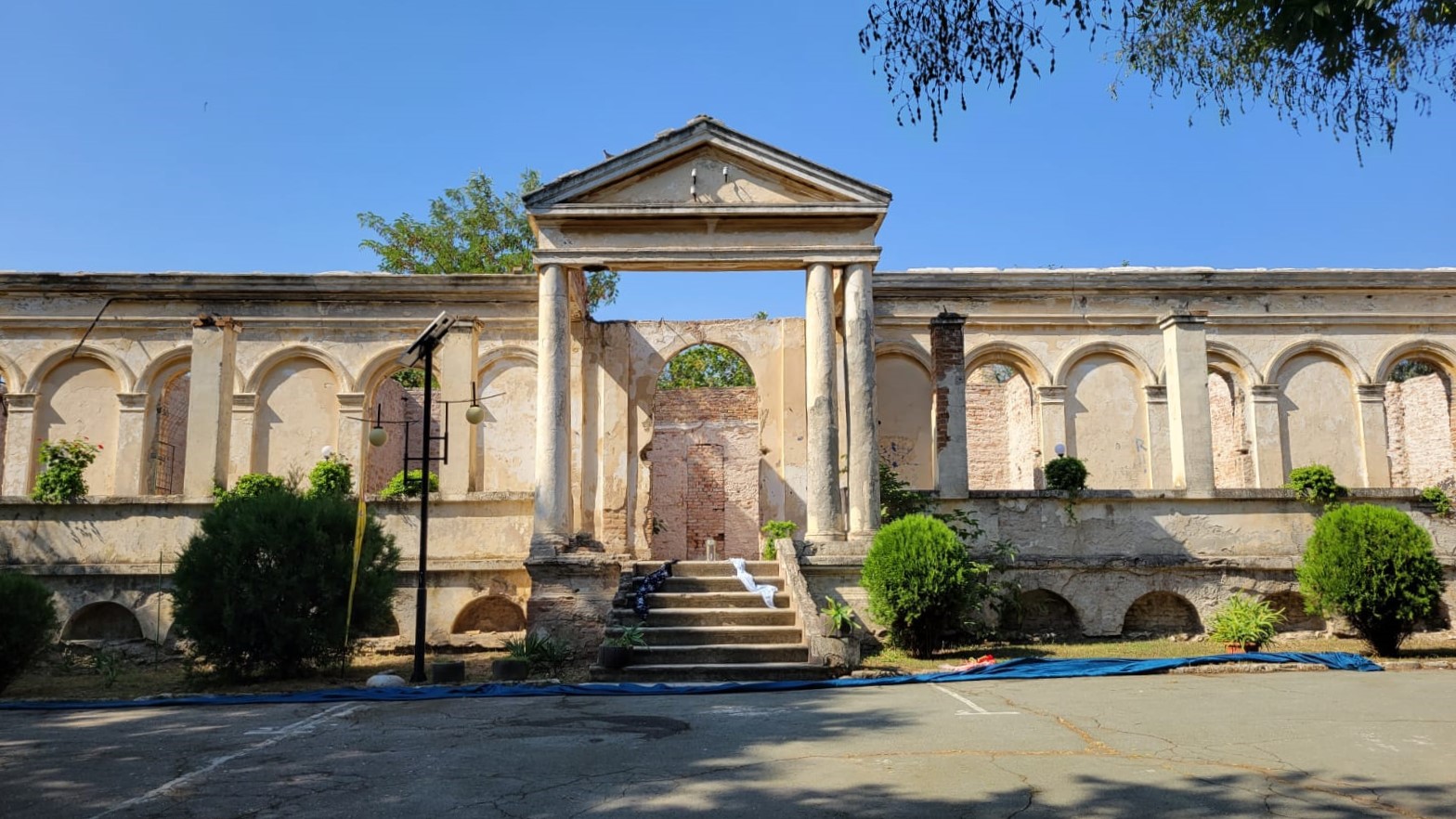 Clinica Speranța, din Techirghiol, aflată acum în ruine, este unul dintre principalele atracții turistice ale orașului (sursă foto: Festivalului de Artă din Techirghiol)