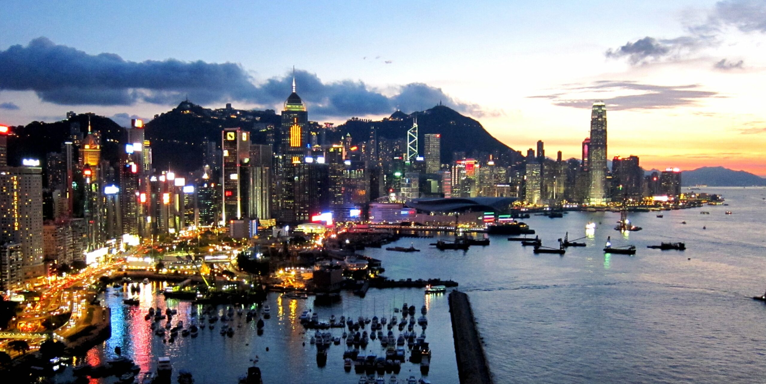 Hong Kong adoptă legi mai stricte de securitate. Orașul se păzește de spioni