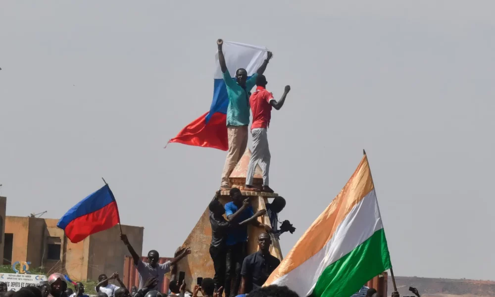 Criza din Niger arată că imperiul Franței din Africa se destramă! Cum gestionează Parisul situația
