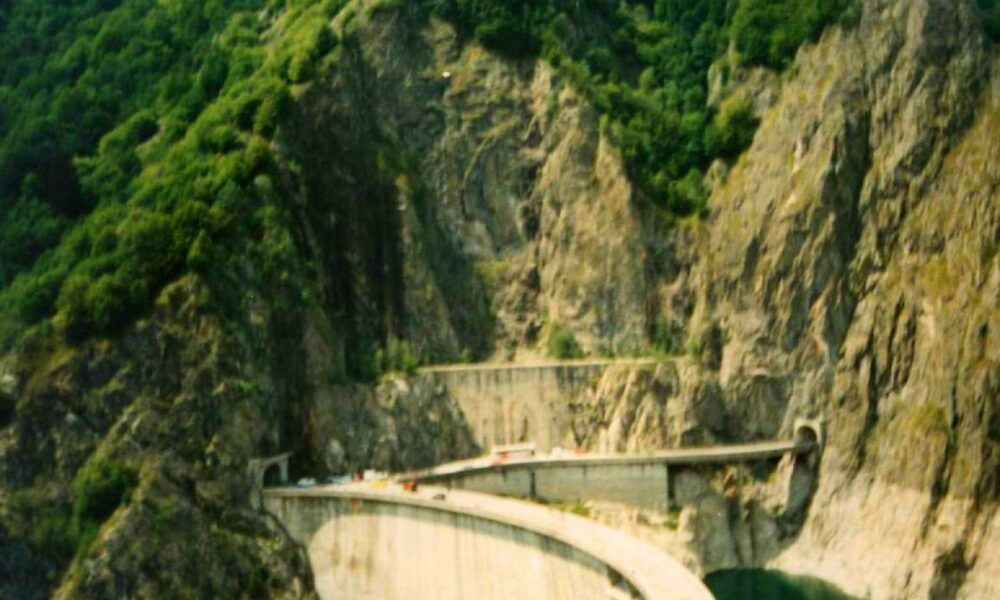 România explicată (39). Vidraru: un baraj, un lac, o bijuterie istorică