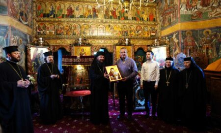 Nicolae Ciucă a primit Ordinul „Crucea Bucovinei”. Sursa foto: Arhiepiscopia Sucevei