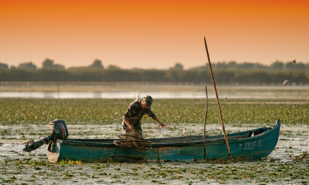 Pescuitul este una dintre activitățile de bază cu care se ocupă locuitorii din satale de pelângă Delta Dunării (sursă foto: Dreamstime)