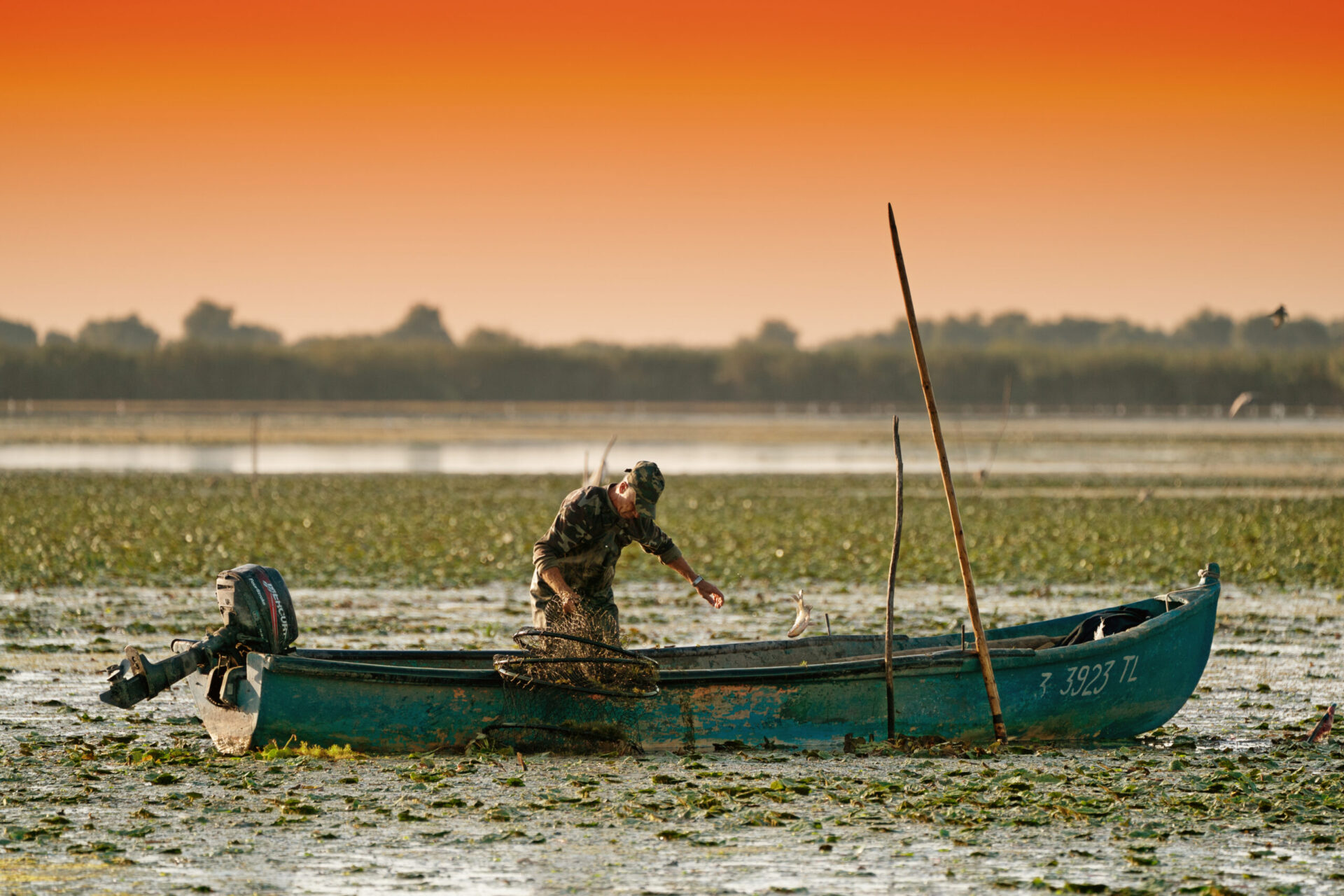 Pescuitul este una dintre activitățile de bază cu care se ocupă locuitorii din satale de pelângă Delta Dunării (sursă foto: Dreamstime)