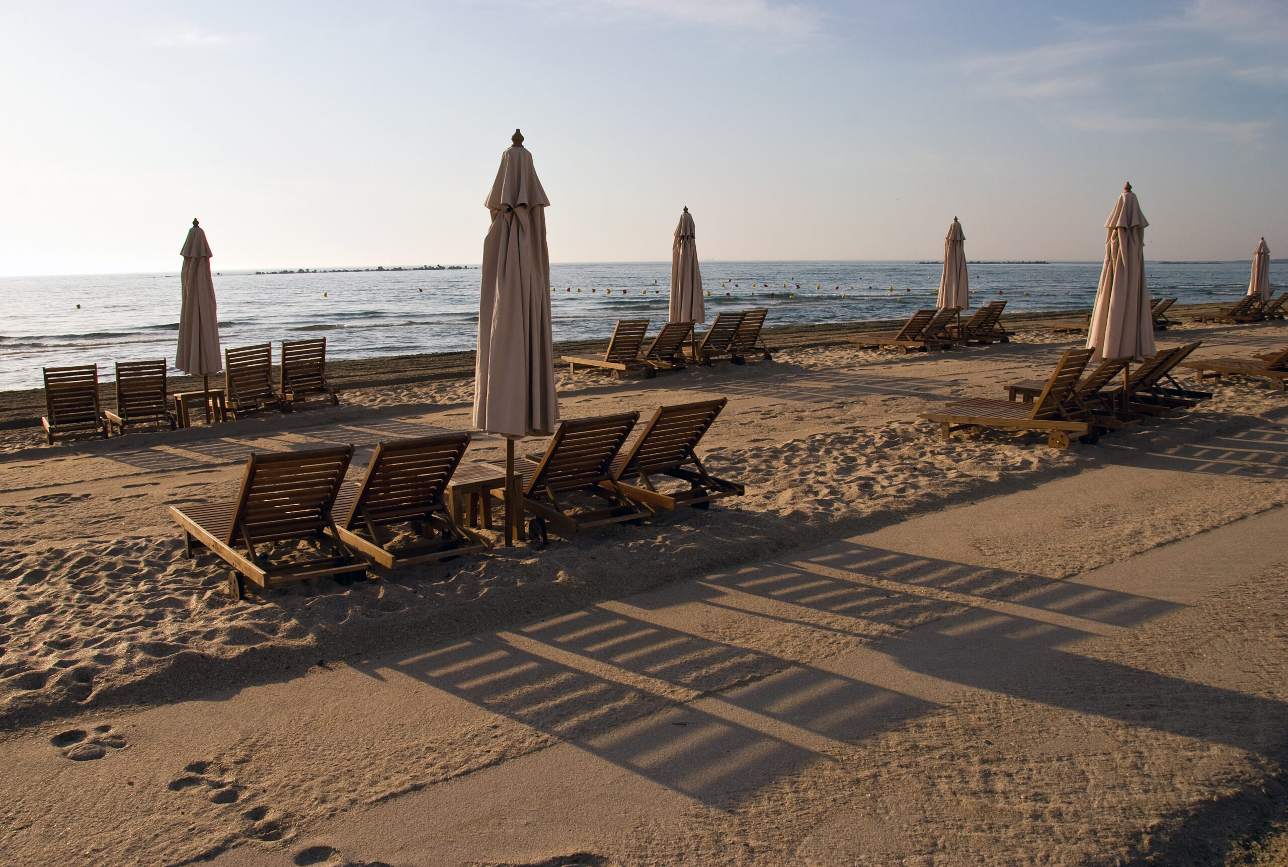 În diminețile senine, răsăritul oferă o priveliște de poveste pe plajele din Mamaia (sursă foto: Dreamstime)