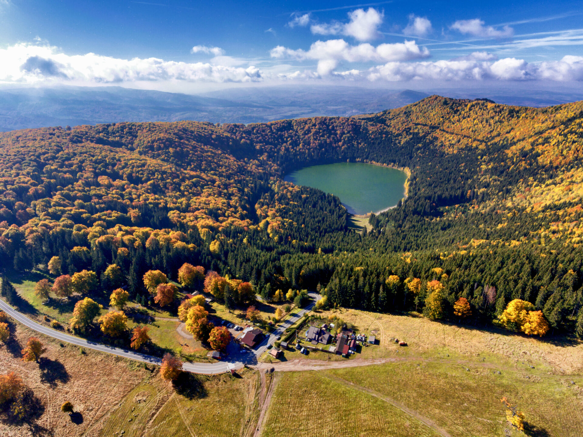 La apropiere de Stațiunea Băile Tușnad se află și Lacul Vulcanic „Sfânta Ana”, un alt obiectiv turistic al zonei, foarte apreciat de turiști (sursă foto: Dreamstime)