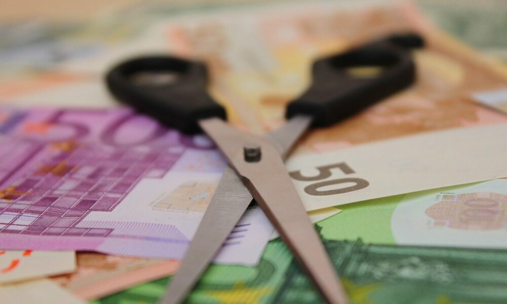 Guvernul elimină sporurile! Anumiți angajați ar putea primi salarii cu 50% mai mici