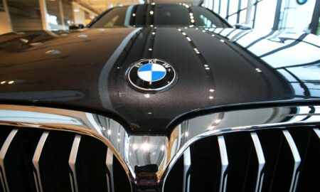 BMW mizează pe piața mașinilor electrice. Competiție acerbă cu Tesla