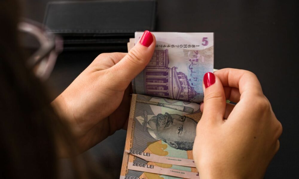 2.000 de lei pentru mamele din categorii sociale defavorizate! Ajutorul vine de la MIPE