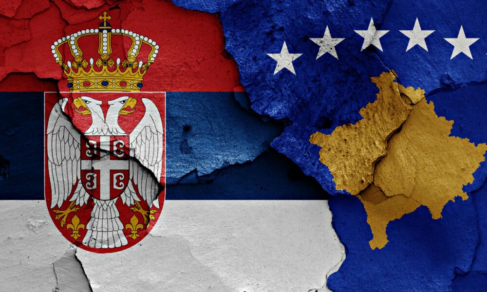 Emisarul UE îndeamnă la dialog între Kosovo și Serbia pentru a preveni un nou conflict