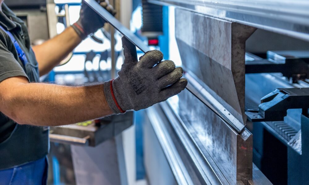 INS: comenzile noi din industria prelucrătoare au crescut cu 0,4% în luna iulie