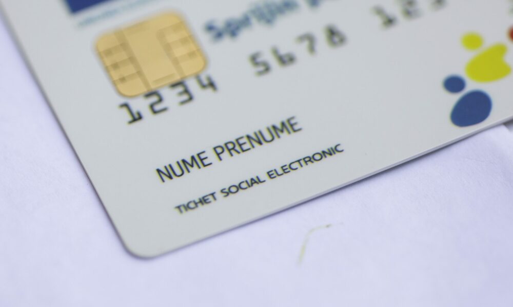 Vin banii pentru români. Când vor fi alimentate cardurile sociale