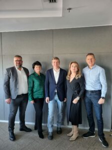 Kadra și Grupul Emi Sursa foto Arhiva companiei