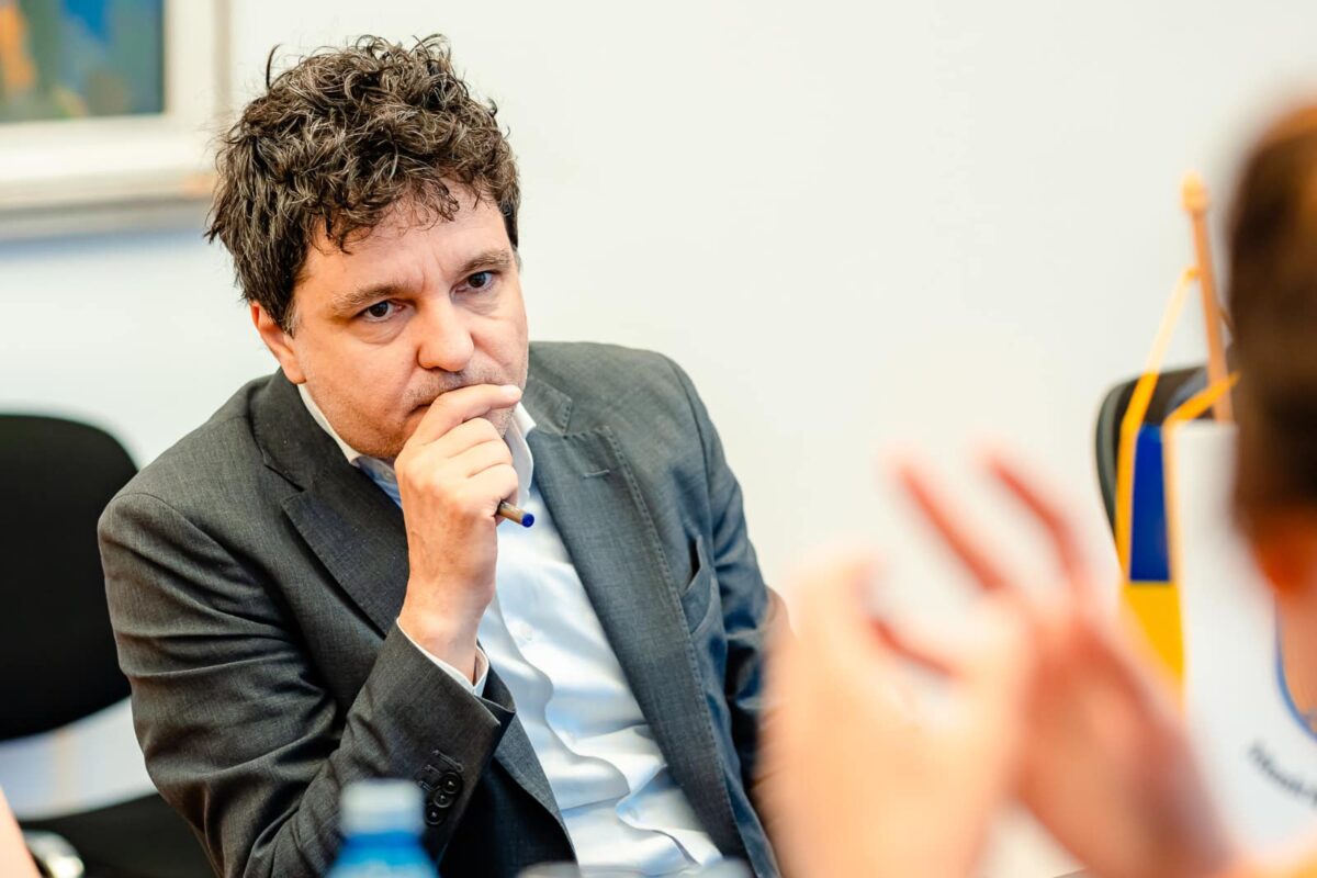 Bucureșteni fără apă caldă, dar cu brad în Piața Constituției. Nicușor Dan știe ce contează