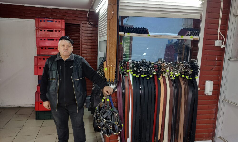 Antreprenor de Obor (1). Povestea ardeleanului care vine săptămânal de la Bistrița pentru a-și vinde curelele