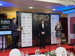 Dr. MUGUREL BOSÎNCEANU, pe scena premiilor Capital (sutsă foto: Infofinanciar)