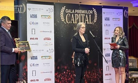 Prof. Dr. ELVIRA BRĂTILĂ, pe scena Premiilor Capital (sursă foto: Infofinanciar)