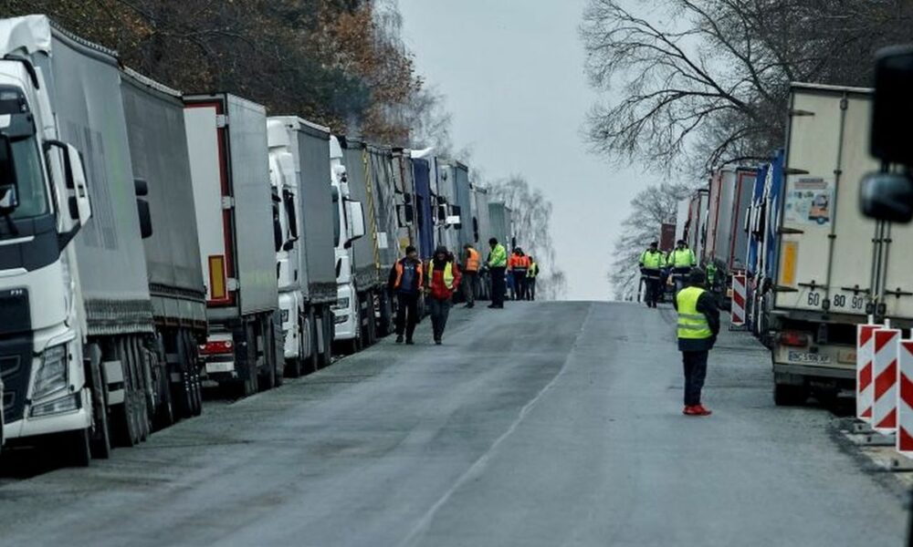 Aglomeraţie în vămi. Estul ţării, asaltat de tiruri