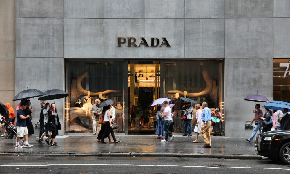 Oamenilor le place luxul! Vânzările Prada au crescut cu 17% în 2023