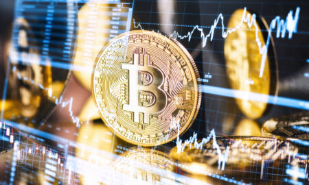 Bitcoin trece de 57.000 de dolari. Creștere de peste 10% în două sesiuni