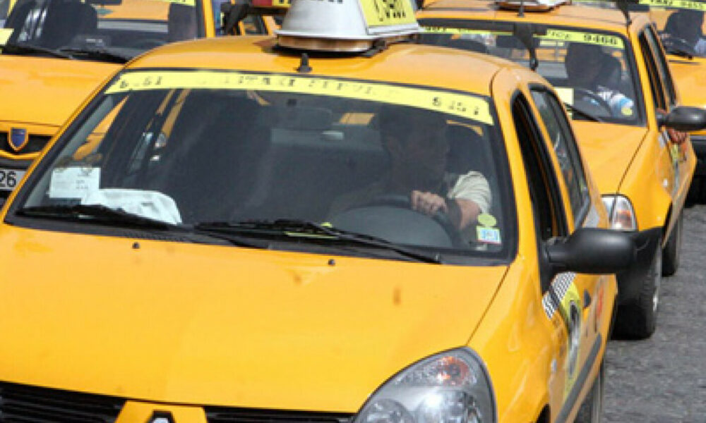 Taximetriștii continuă protestele. O să fie peste 1.200 de vehicule în Piața Constituției