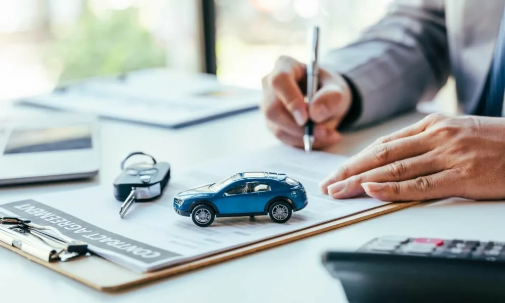 Staționarea cu motorul pornit e pe cale să fie interzisă. Guvernul sprijină inițiativa