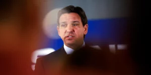 Ron Desantis (sursă foto: theintercept.com)