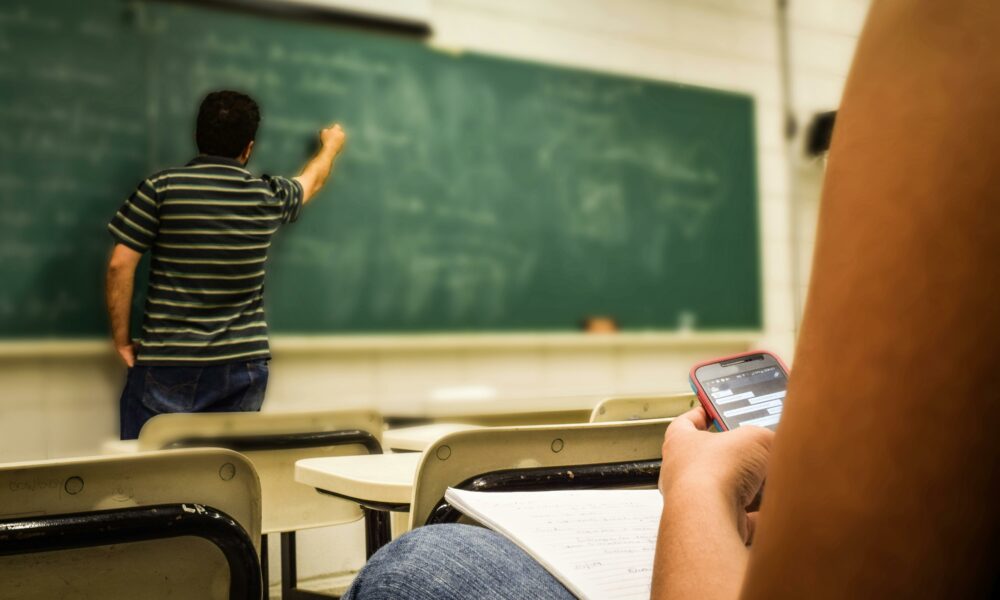 Profesorii nu mai pot face meditații cu elevii de la clasă. De când se iau în calcul noile obligații